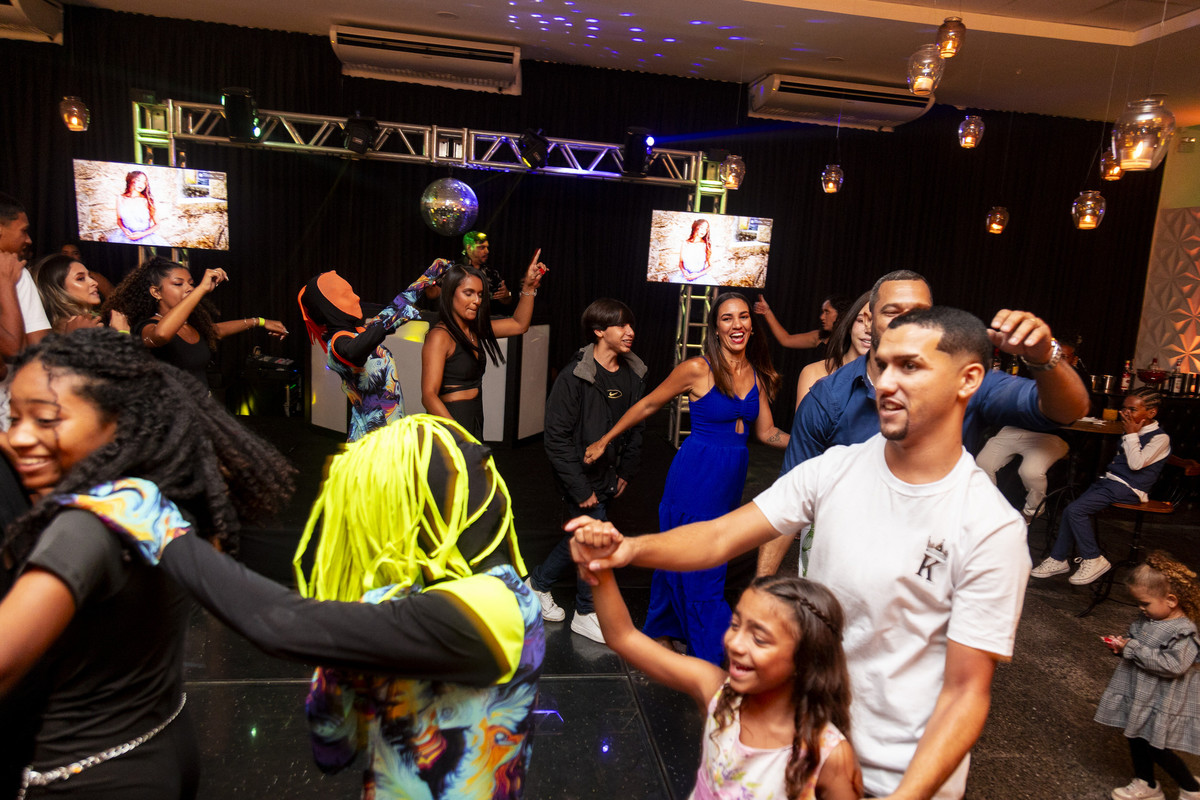 Pista de dança com animadores e muitos convidados no diamond Eventos