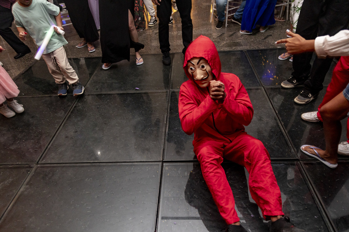 animador com roupa de la casa de papel dança sentado na pista paris do diamond eventos.