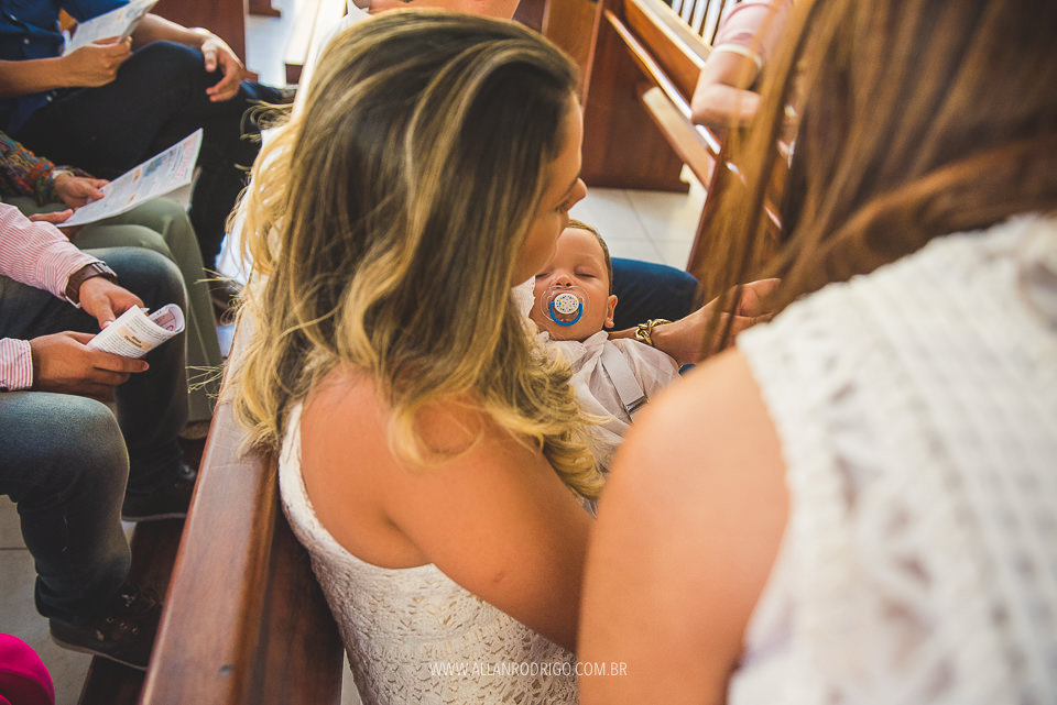 Felipe dormindo nos braços da mamãe no seu batizado