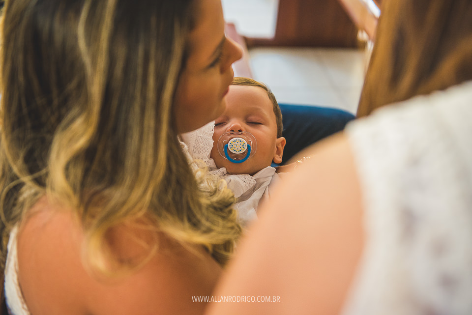 Felipe dormindo nos braços da mamãe no seu batizado