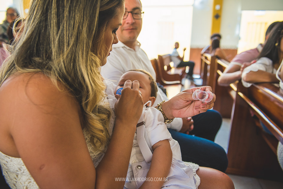 Dormindo no colo da mamãe em pleno batizado