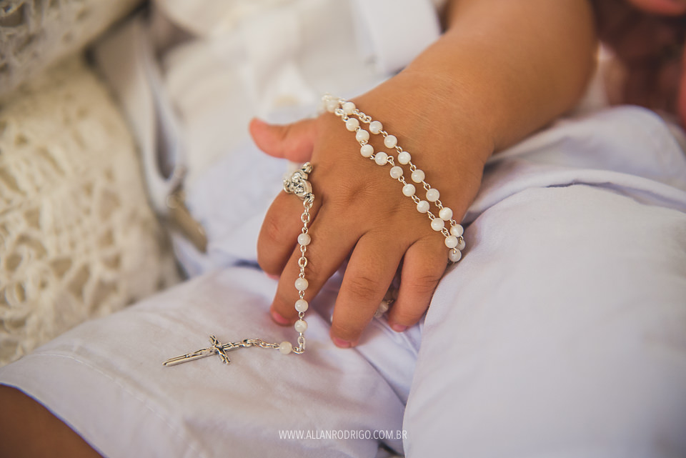 Felipe com seu terço na mão na Paroquia Maria do Carmo Aracaju