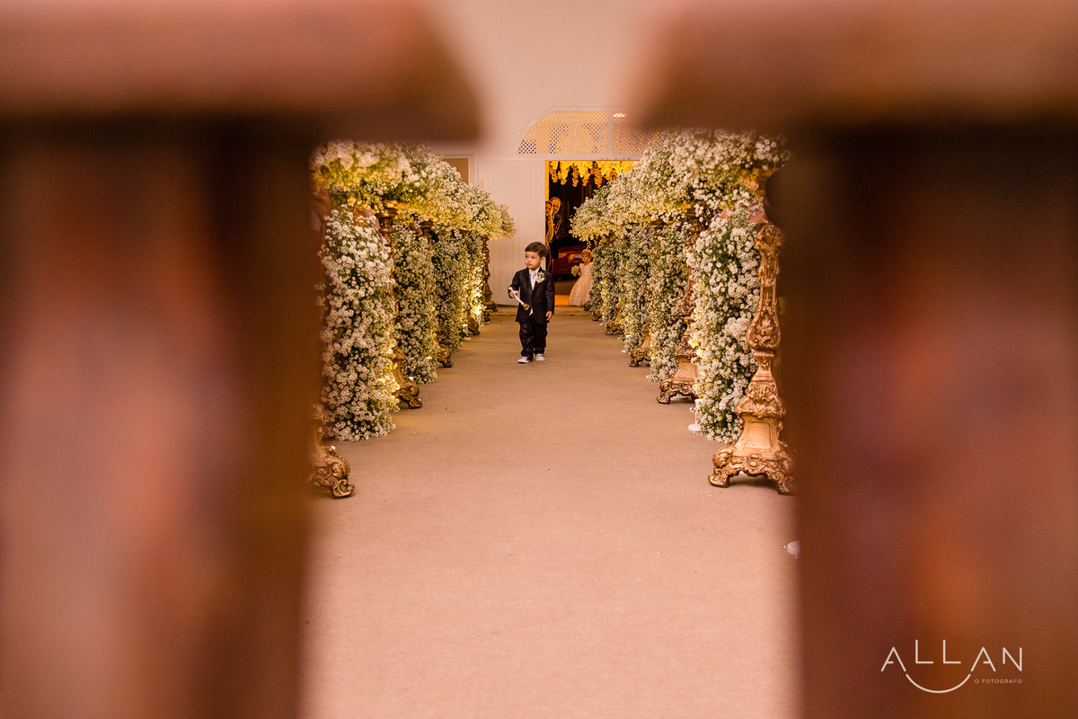 Pajem entrando no casamento