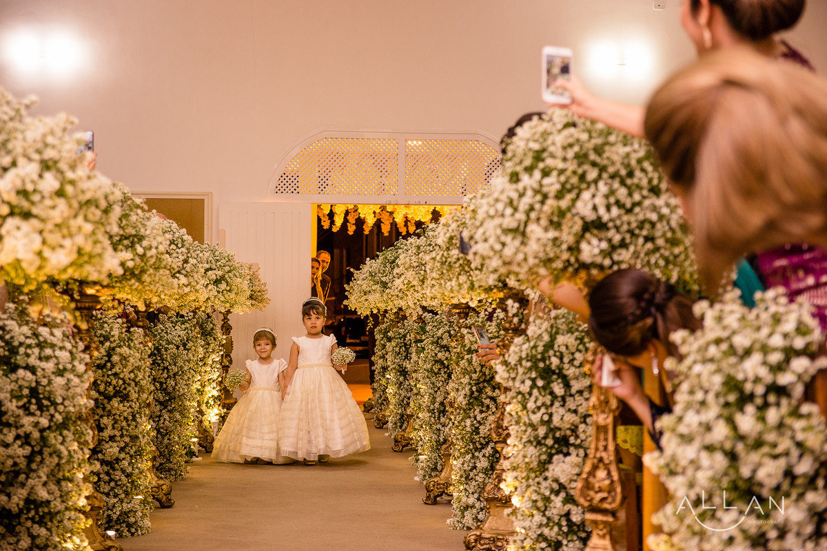 Daminhas entrando no casamento