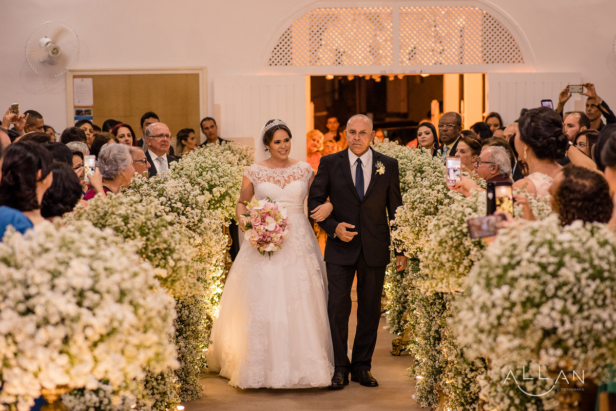 Noiva entrando com o pai