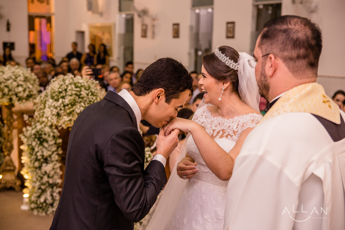 Noivo beijando mão da noiva