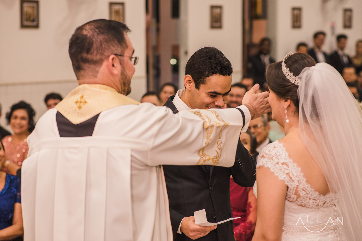 Padre brincalhão na cerimonia
