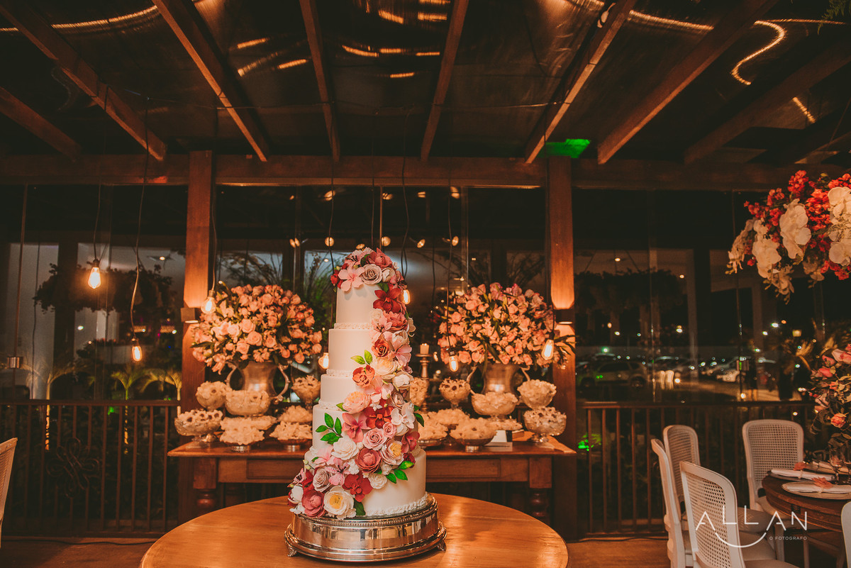 Bolo da festa de casamento Thais e João