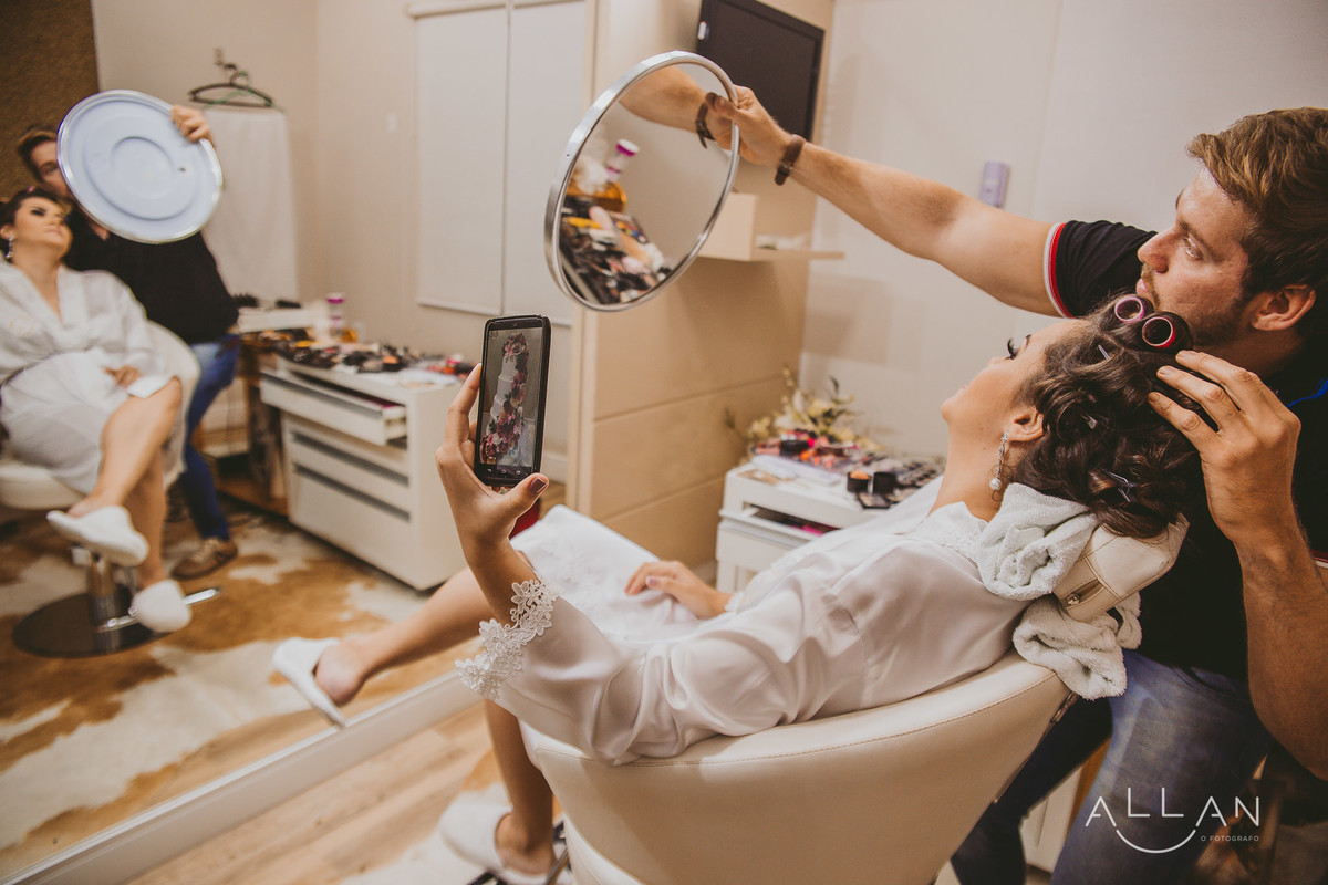 Noiva se olhando no espelho no seu making of