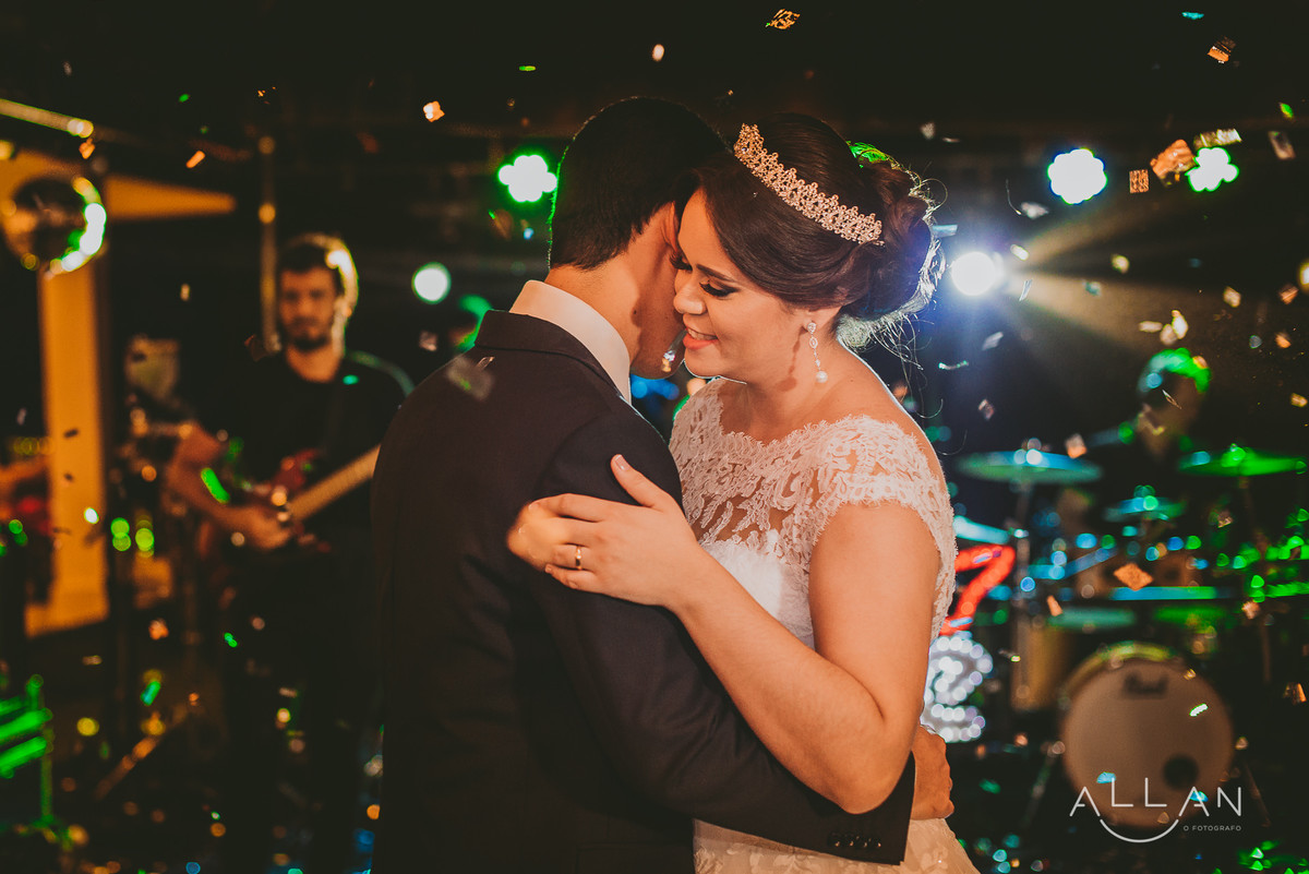 Noivos dançando na pista de dança