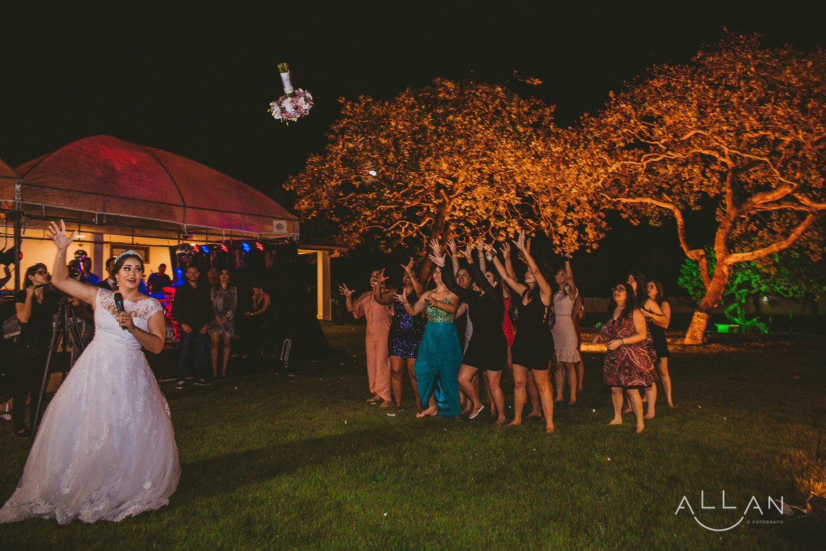 Noiva jogando o buquê