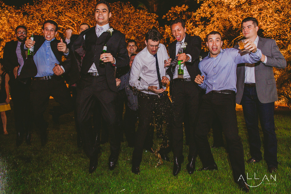 Noivo dando sarrada no ar