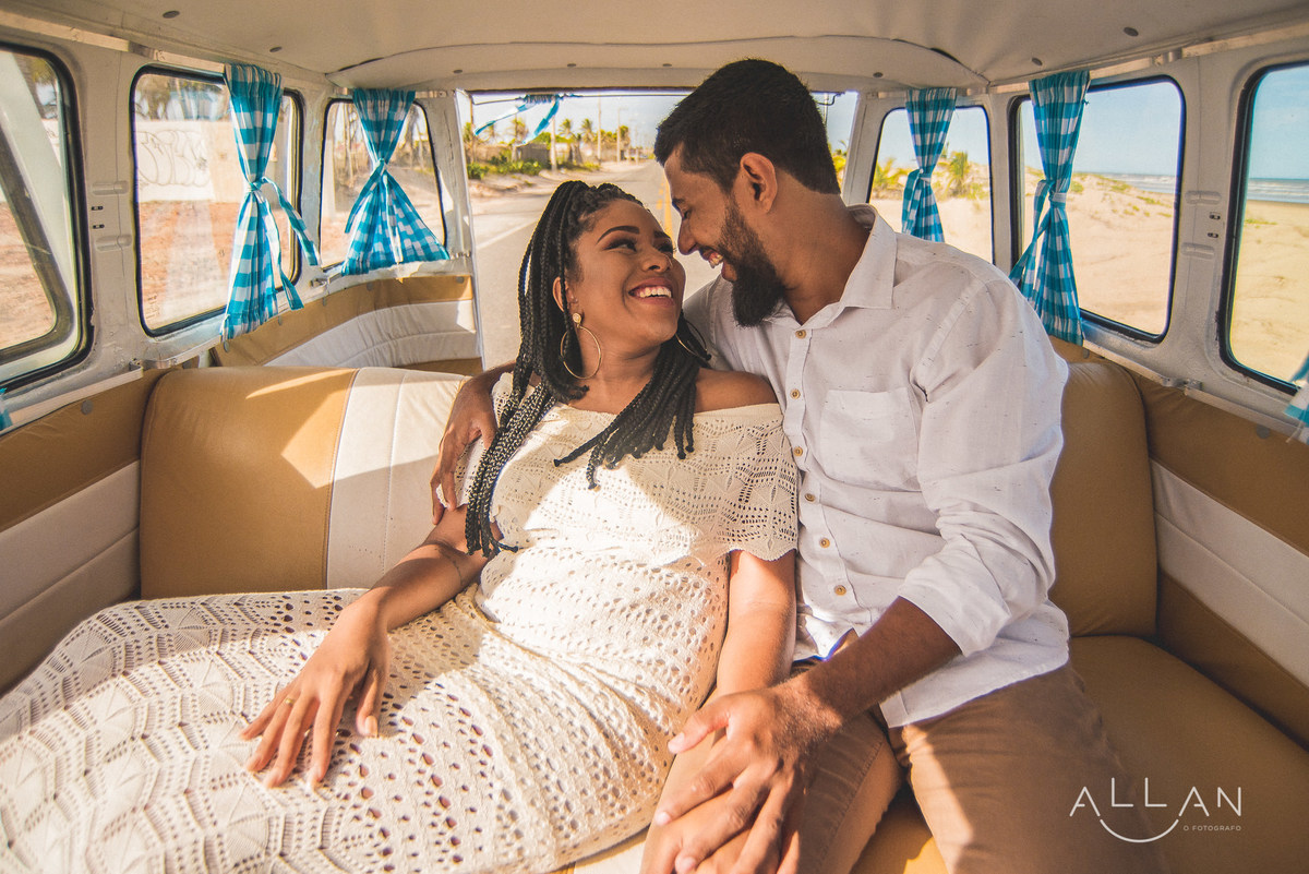 Ensaio pré casamento de casal na kombi em Aracaju Sergipe