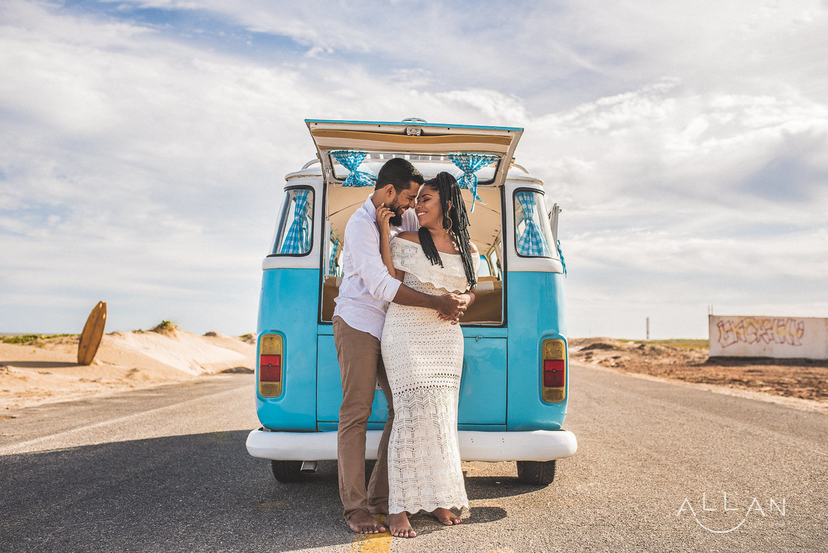 Ensaio pré casamento de casal na kombi em Aracaju Sergipe