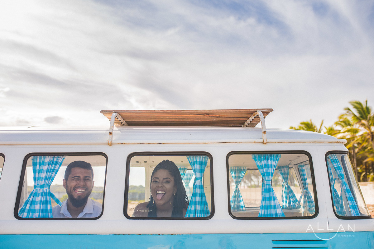 Ensaio pré casamento de casal na kombi em Aracaju Sergipe