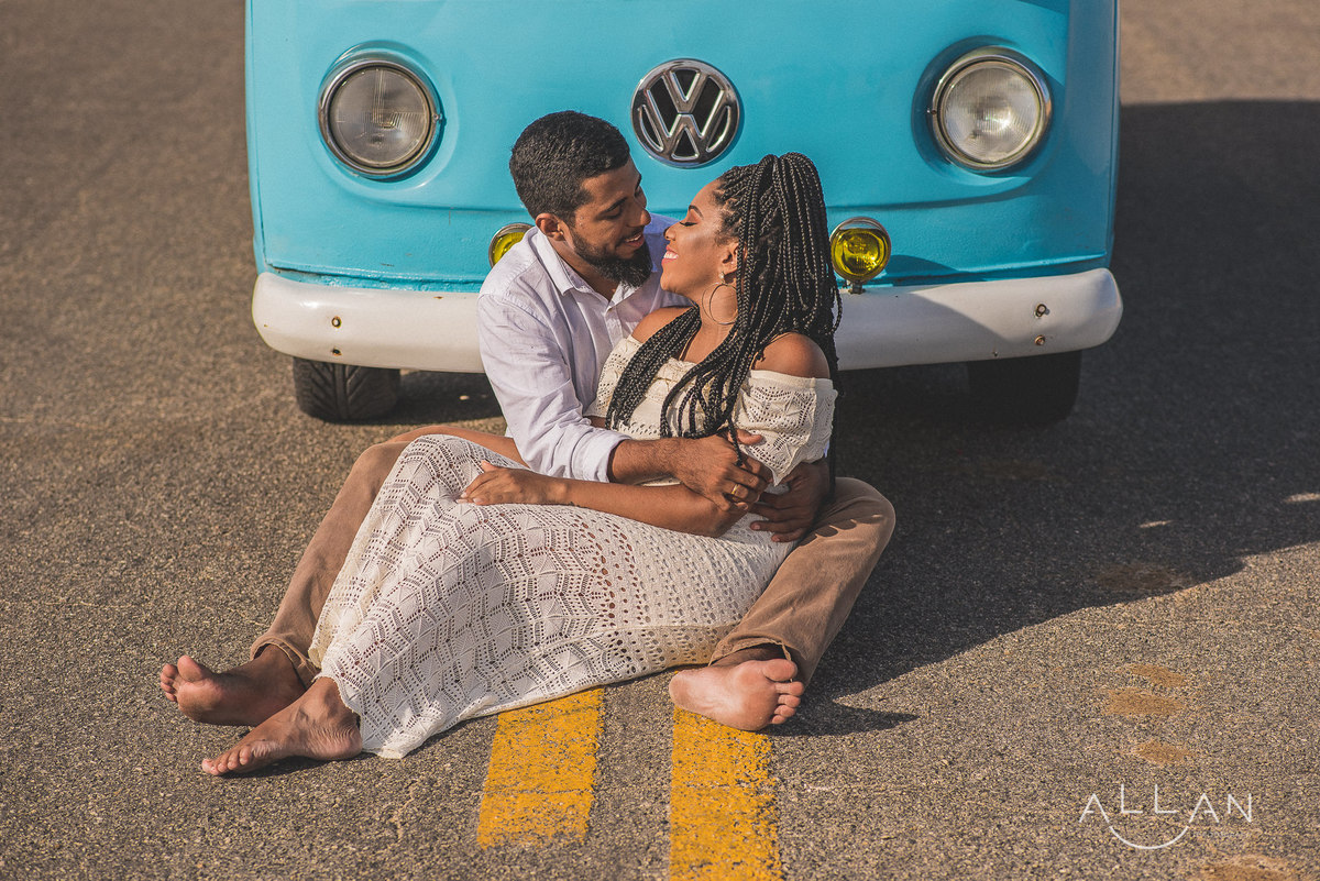 Ensaio pré casamento de casal na kombi em Aracaju Sergipe