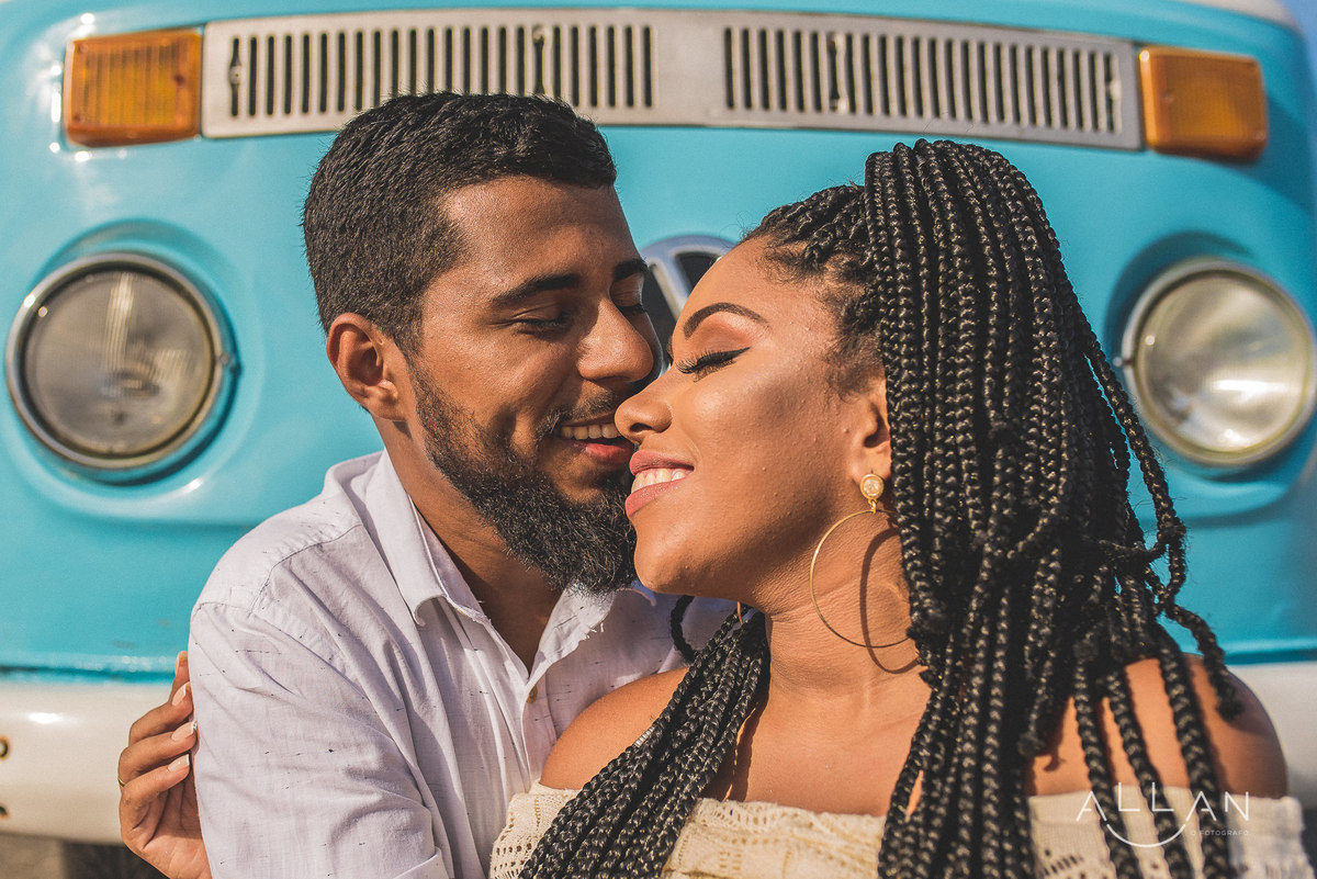 Ensaio pré casamento de casal na kombi em Aracaju Sergipe