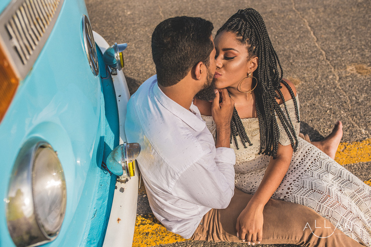 Ensaio pré casamento de casal na kombi em Aracaju Sergipe