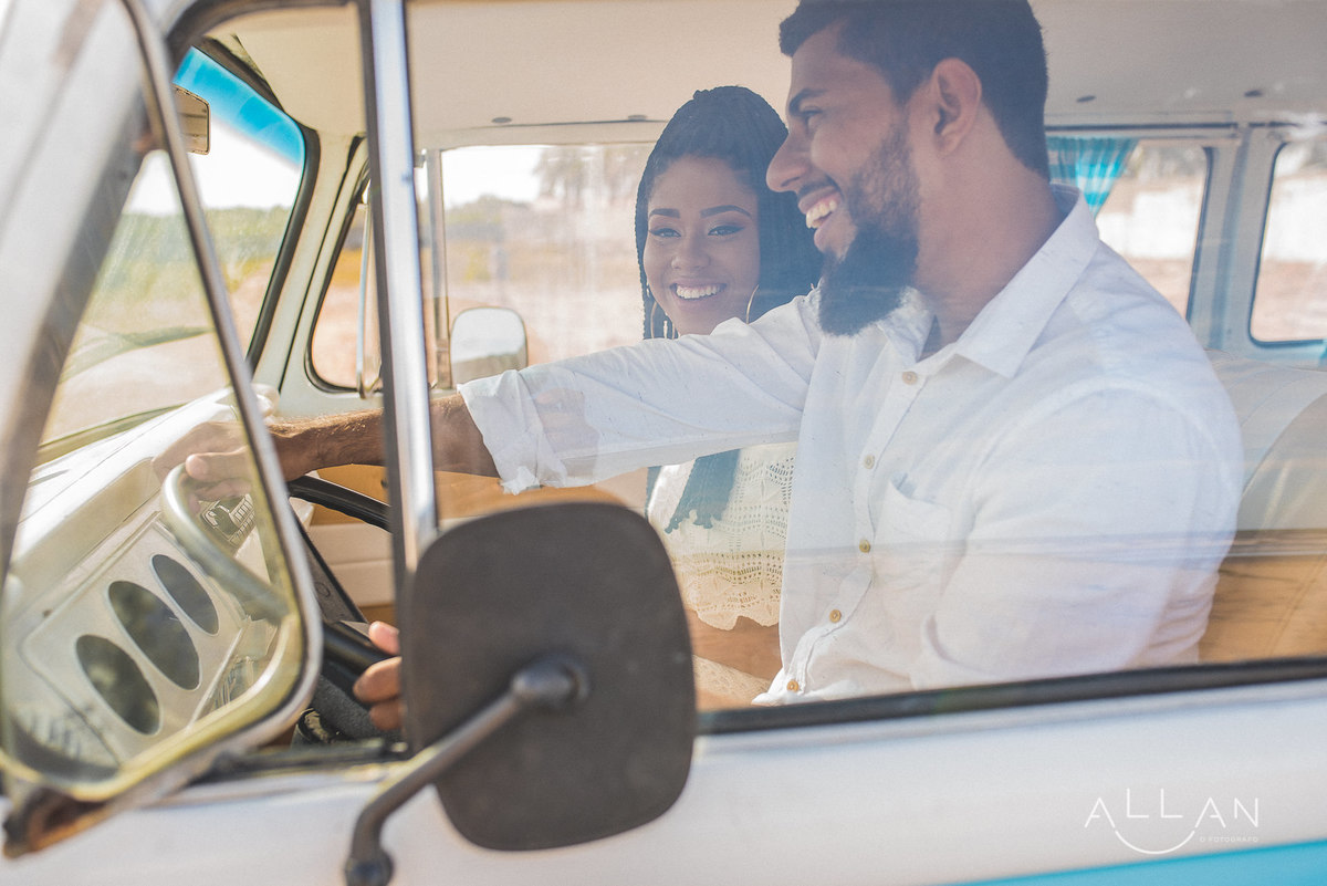 Ensaio pré casamento de casal na kombi em Aracaju Sergipe