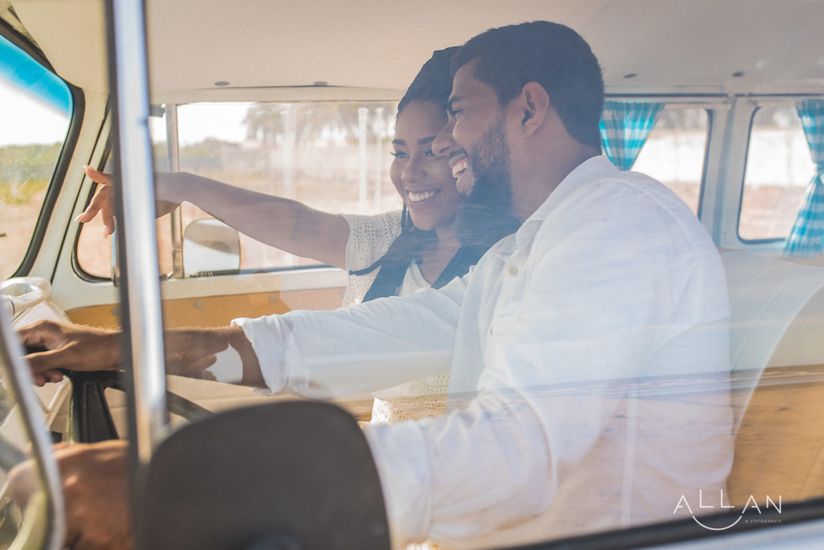 Ensaio pré casamento de casal na kombi em Aracaju Sergipe