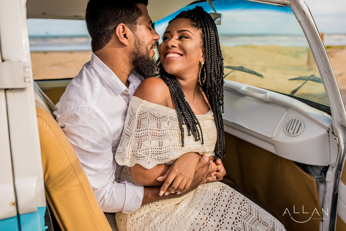 Ensaio pré casamento de casal na kombi em Aracaju Sergipe