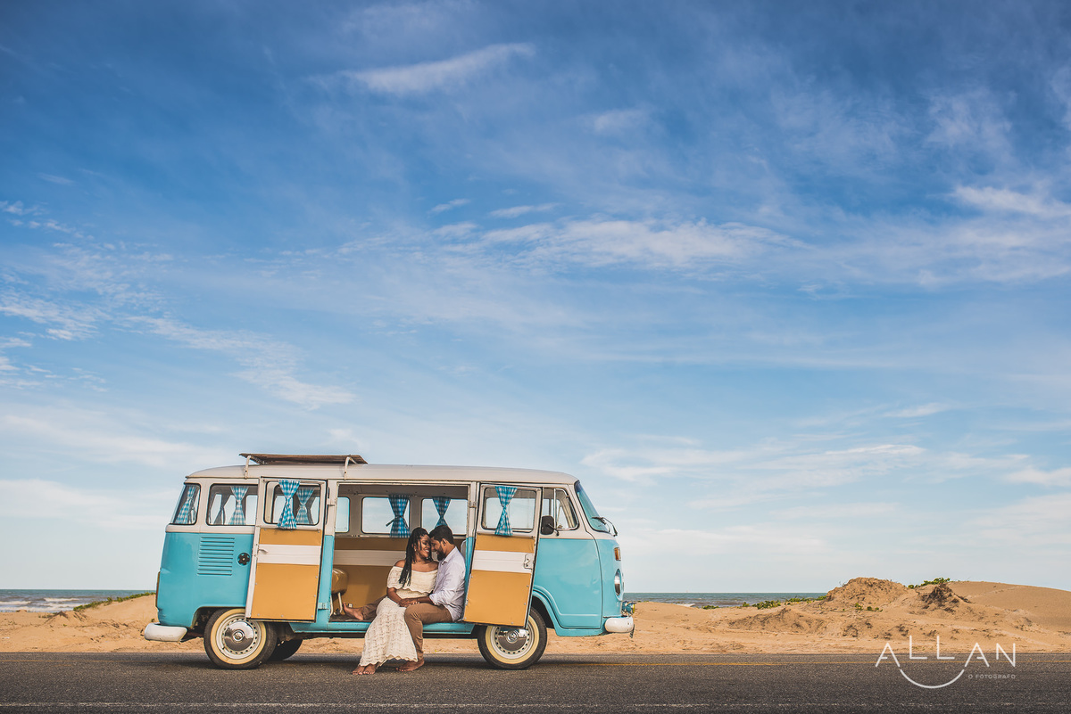 Ensaio pré casamento de casal na kombi em Aracaju Sergipe