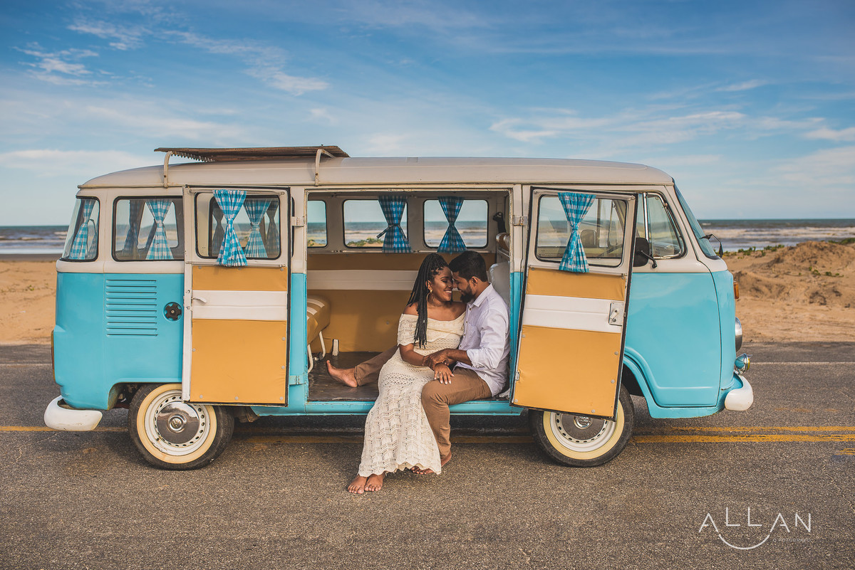 Ensaio pré casamento de casal na kombi em Aracaju Sergipe