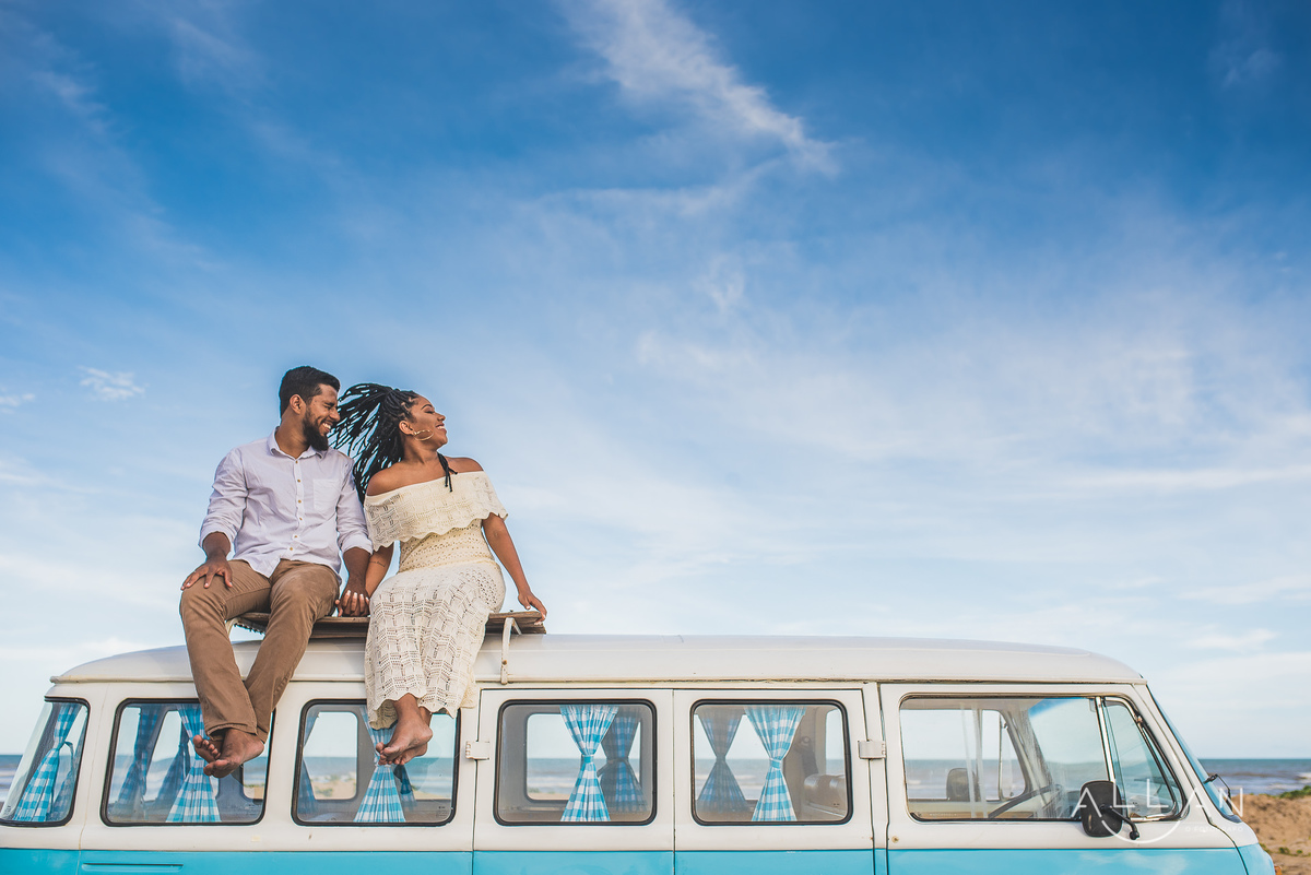 Ensaio pré casamento de casal na kombi em Aracaju Sergipe