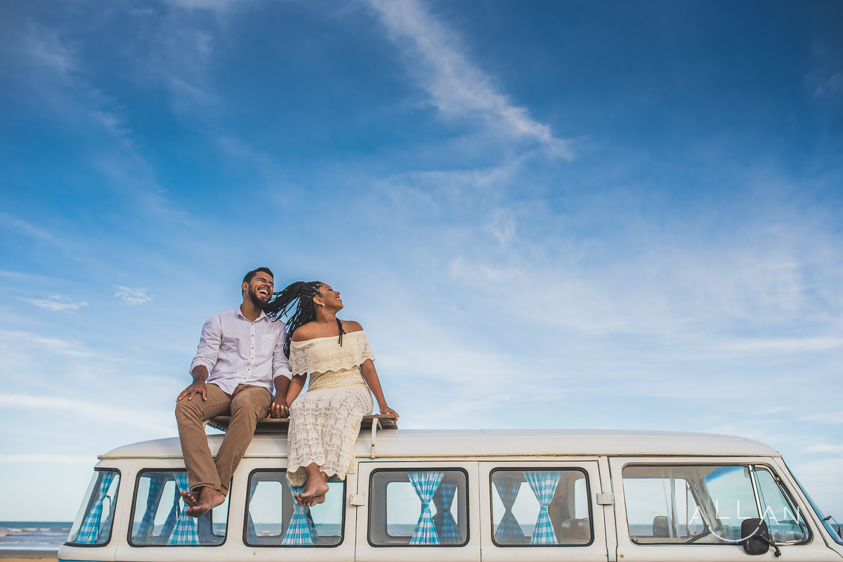 Ensaio pré casamento de casal na kombi em Aracaju Sergipe