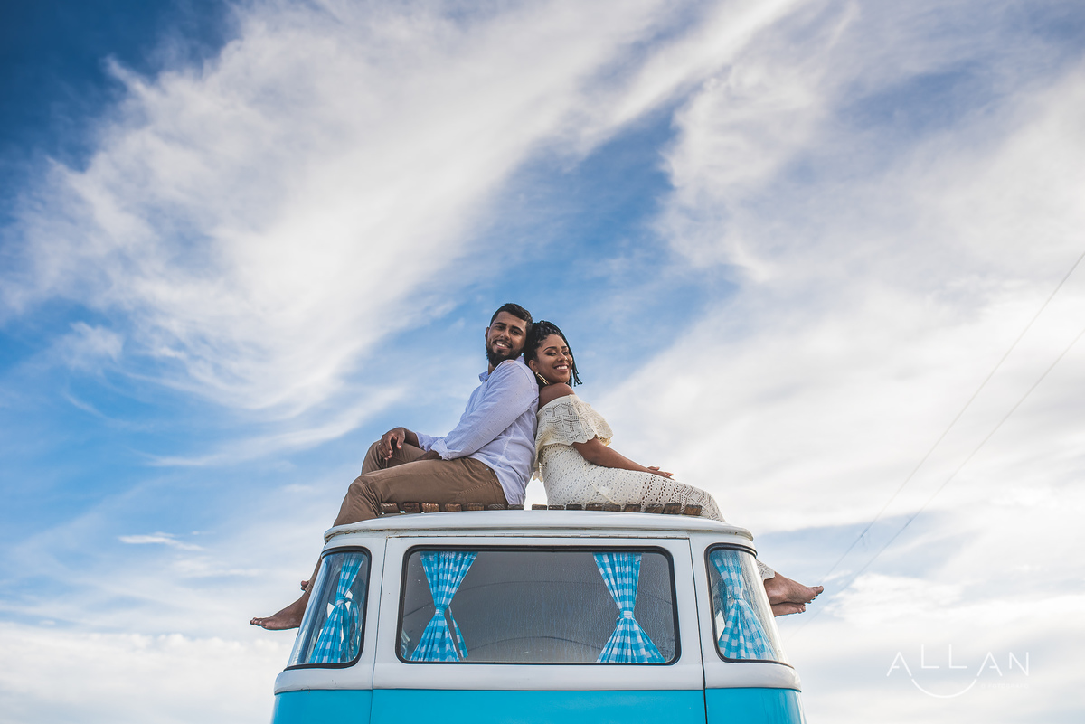 Ensaio pré casamento de casal na kombi em Aracaju Sergipe