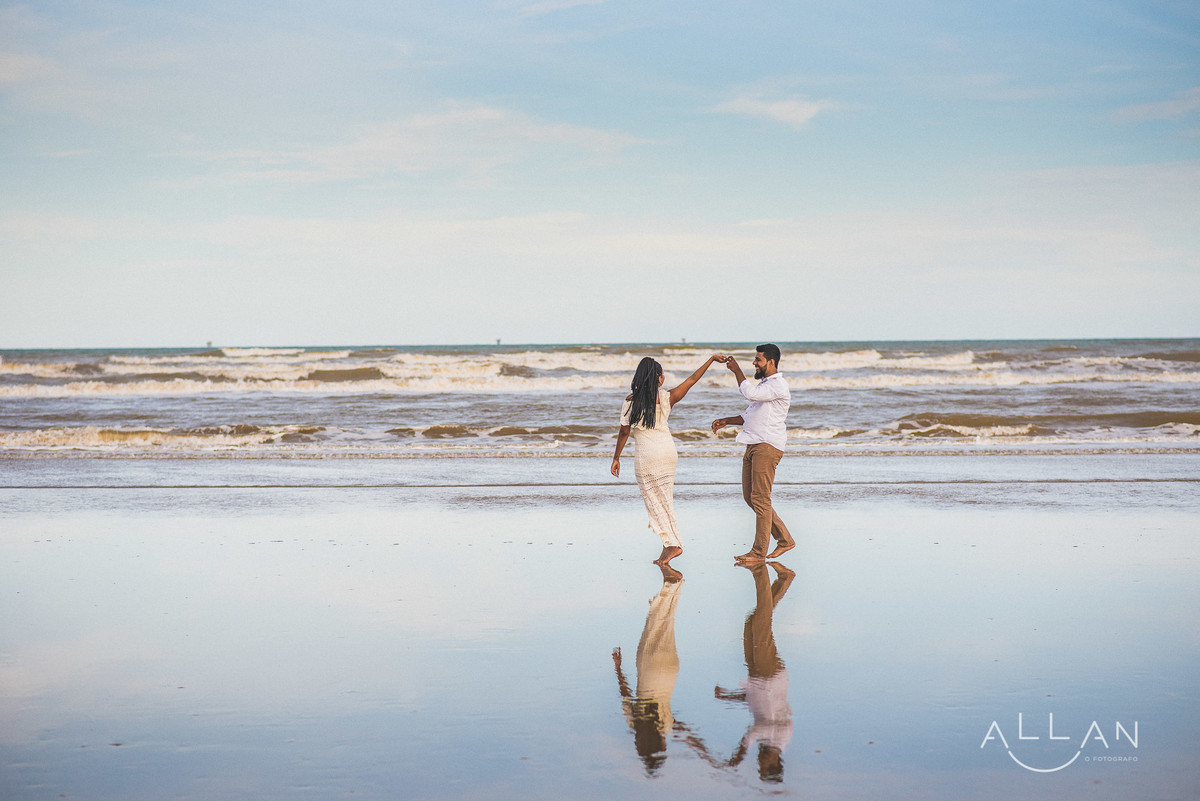 Ensaio pré casamento de casal na praia Aracaju Sergipe - Noivo rodando noiva