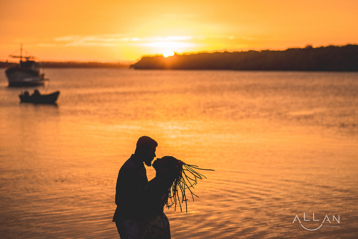 Ensaio pré casamento de casal no rio do mosqueiro Aracaju Sergipe - casal no por do sol 