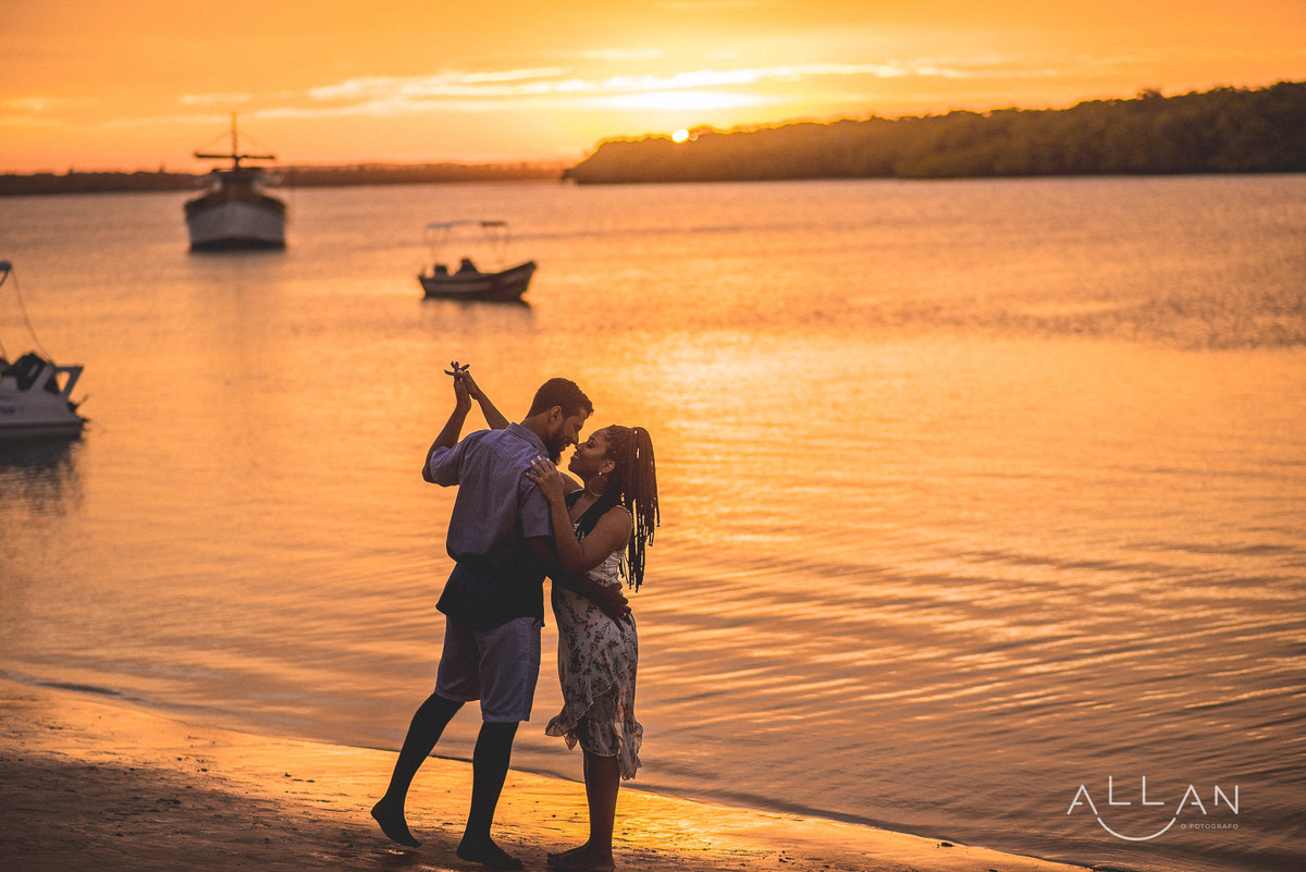 Ensaio pré casamento de casal no rio do mosqueiro Aracaju Sergipe - casal no por do sol 