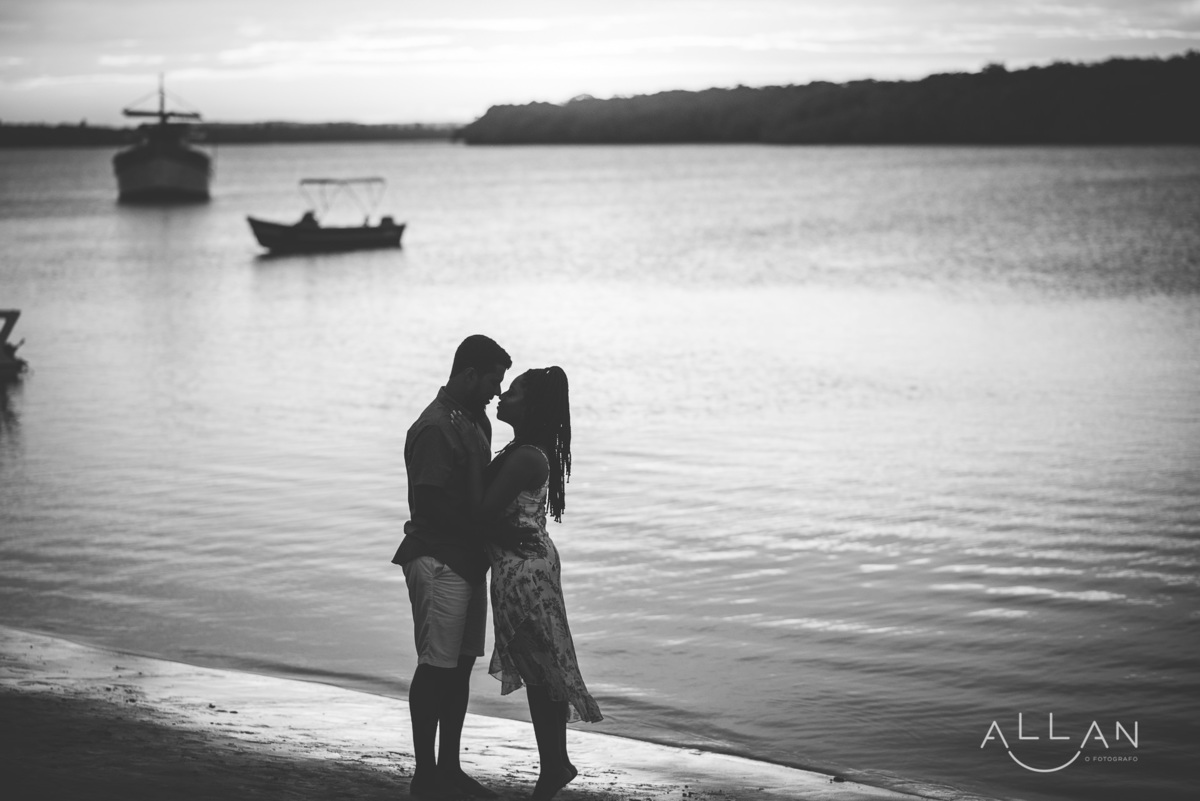 Ensaio pré casamento de casal no rio do mosqueiro Aracaju Sergipe - casal no por do sol 