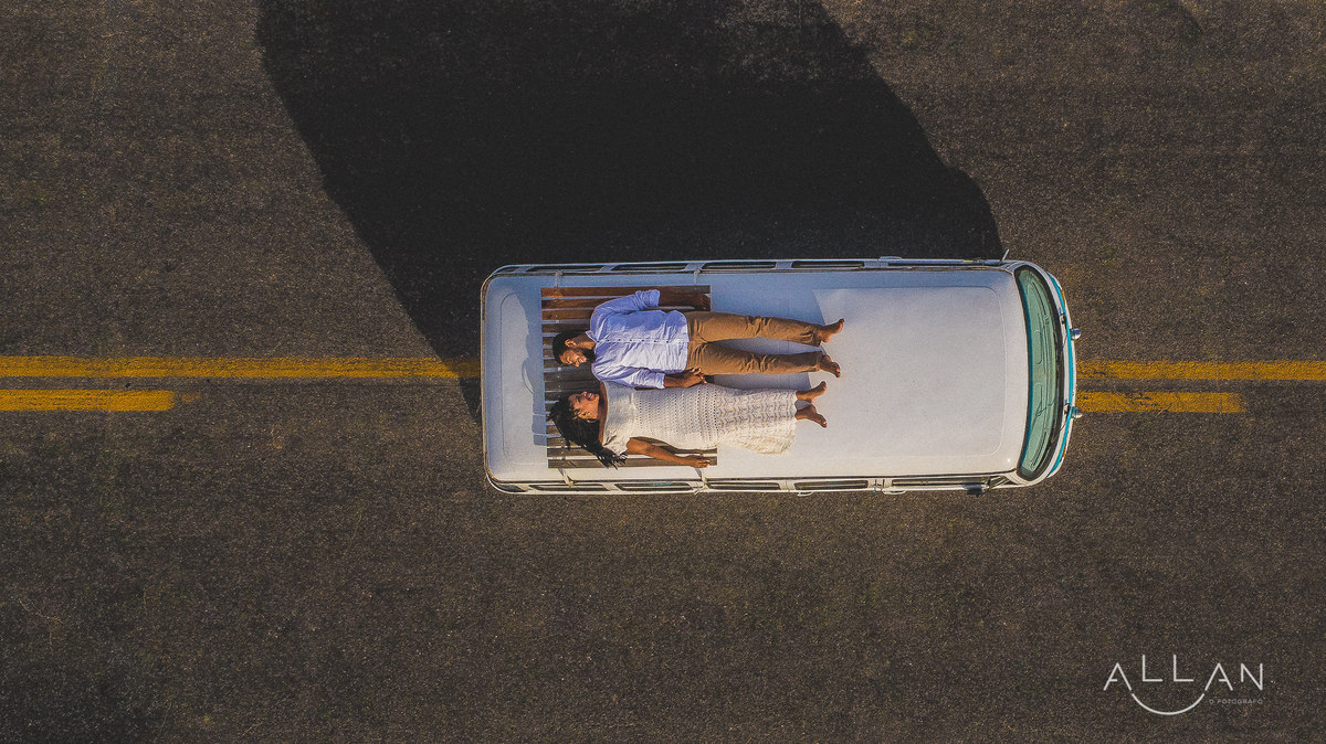 Ensaio pré casamento de casal na kombi em Aracaju Sergipe
