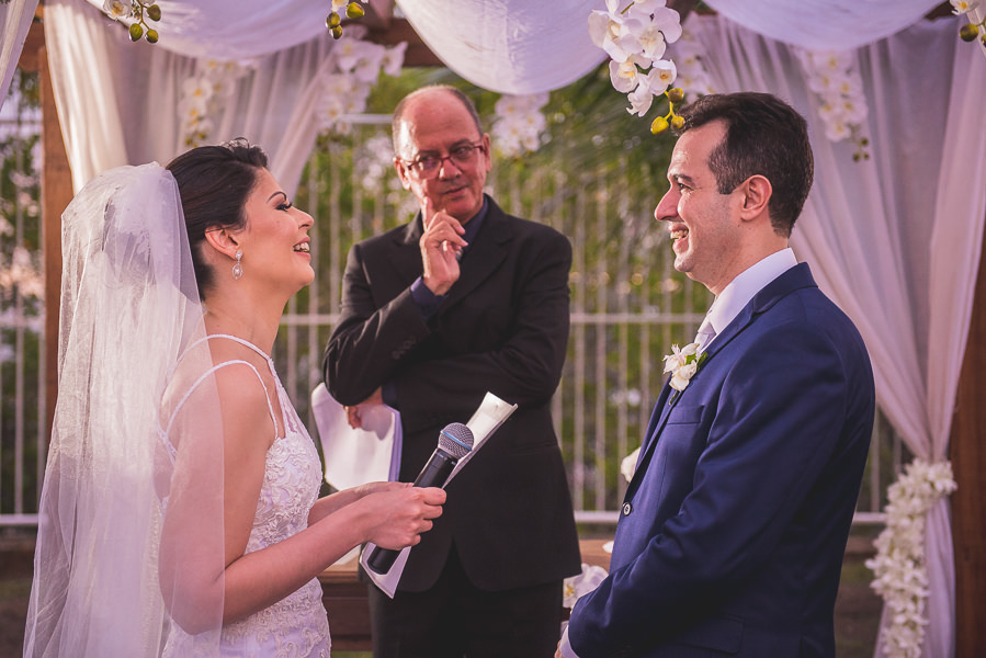 Noiva suspirando muito nos votos