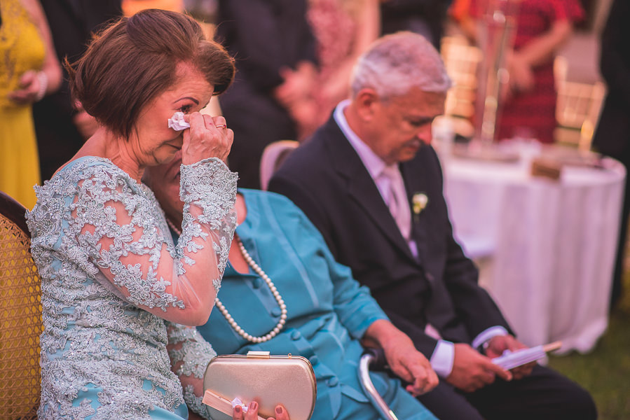 Mãe da noiva chorando muito no casamento