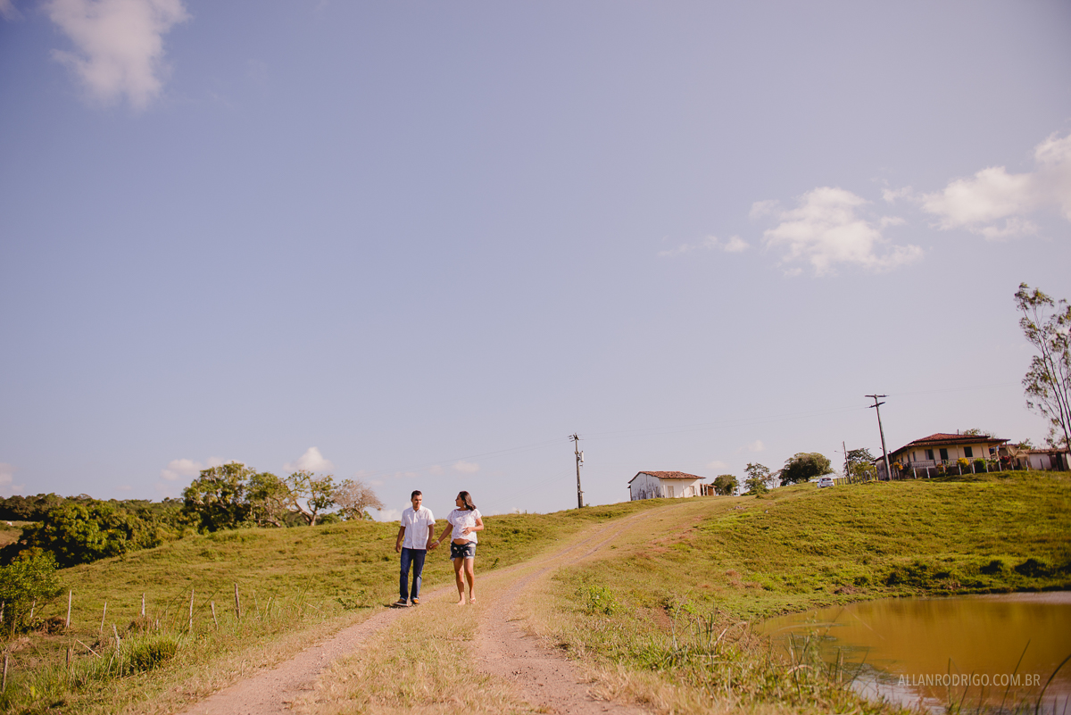 Gestante caminhando pela fazenda