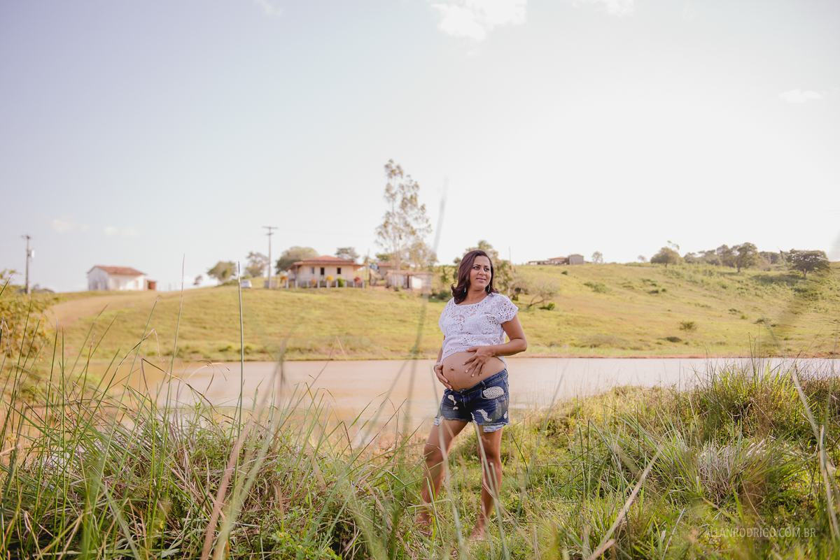 Gestante com vista para a casa no interior