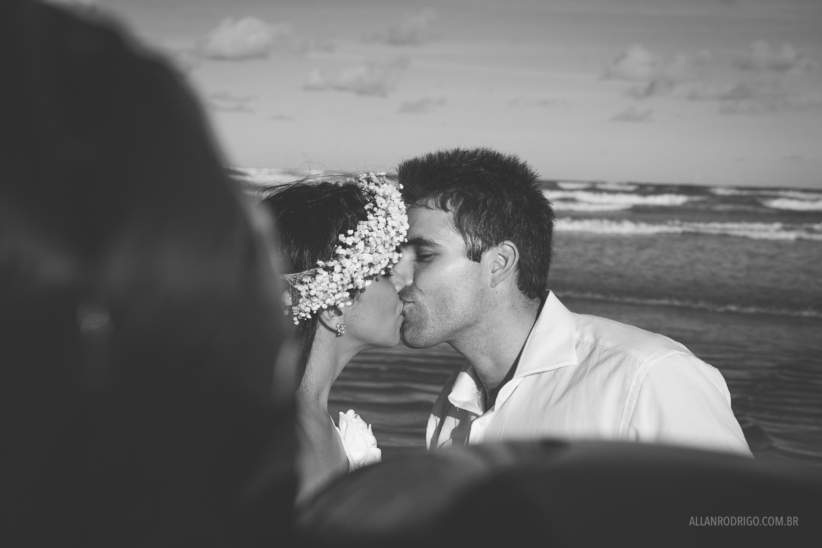 casal se beijando na praia