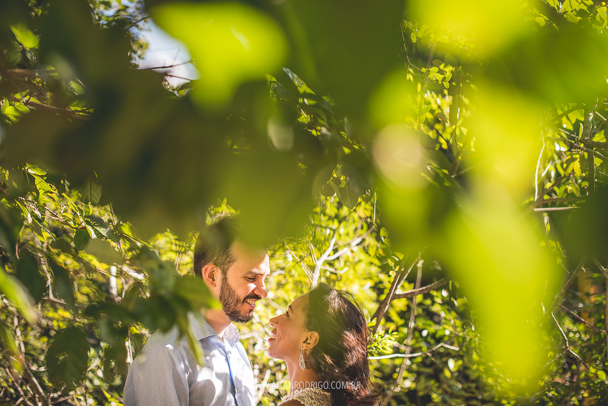 Casal namorando no parque