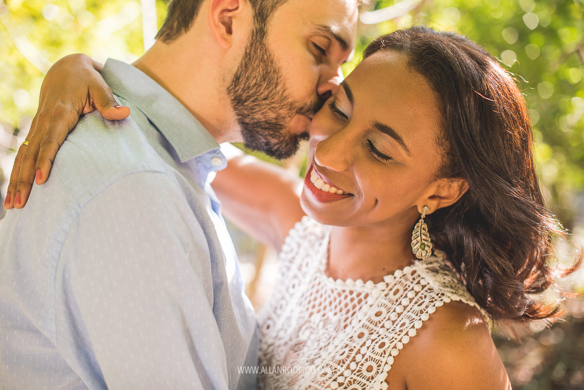 Beijo carinhoso no parque