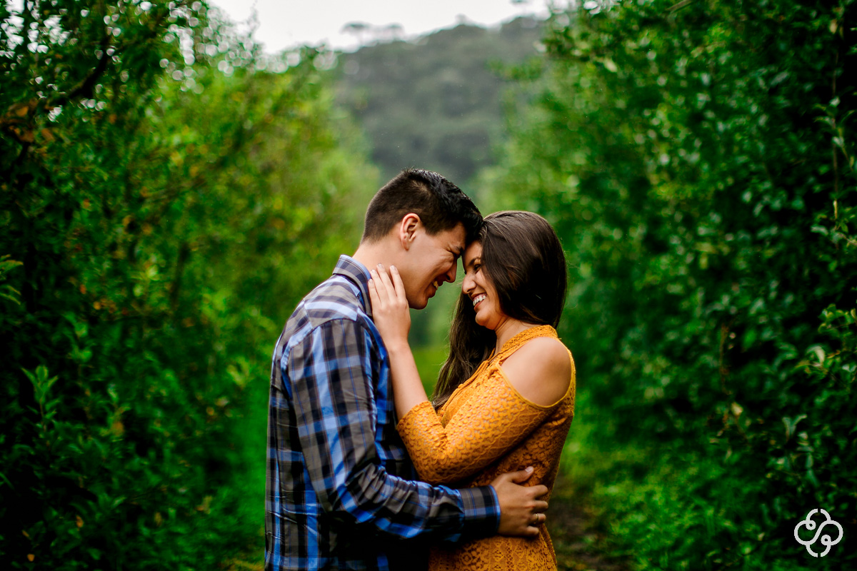 Ensaio Foto Casal na Serra SC  | Ensaio Foto Noivos em uma plantação de maçãs  | Pré Casamento na Serra Catarinense | Urubici - SC | Maguida e Victor | Book Casal | Fotógrafo de Casamento | Fotógrafo de Bodas | Parejas | www.rafaelsantosfotografia.com.br
