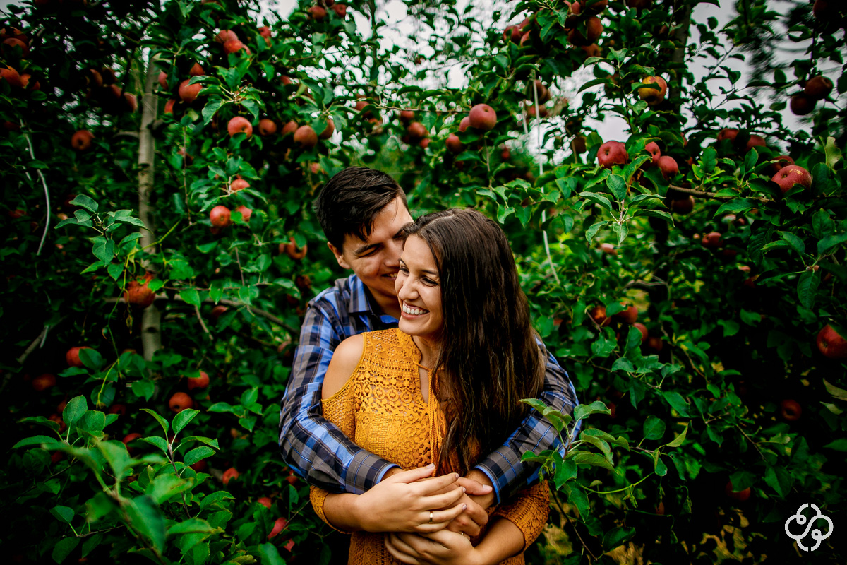 Ensaio Foto Casal na Serra SC  | Ensaio Foto Noivos em uma plantação de maçãs  | Pré Casamento na Serra Catarinense | Urubici - SC | Maguida e Victor | Book Casal | Fotógrafo de Casamento | Fotógrafo de Bodas | Parejas | www.rafaelsantosfotografia.com.br