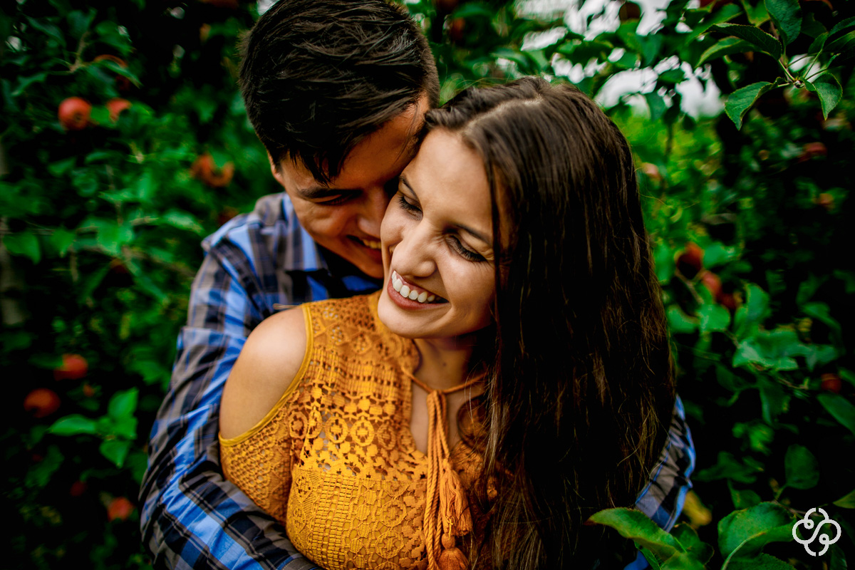 Ensaio Foto Casal na Serra SC  | Ensaio Foto Noivos em uma plantação de maçãs  | Pré Casamento na Serra Catarinense | Urubici - SC | Maguida e Victor | Book Casal | Fotógrafo de Casamento | Fotógrafo de Bodas | Parejas | www.rafaelsantosfotografia.com.br