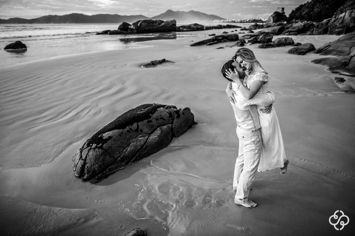 Trash the Dress Pousada Atalaia do Mariscal | Bombinhas - SC | Mariscal | Leila e Rogineli | Book Casal | Fotógrafo de Casamento | Fotógrafo de Bodas | Parejas | www.rafaelsantosfotografia.com.br