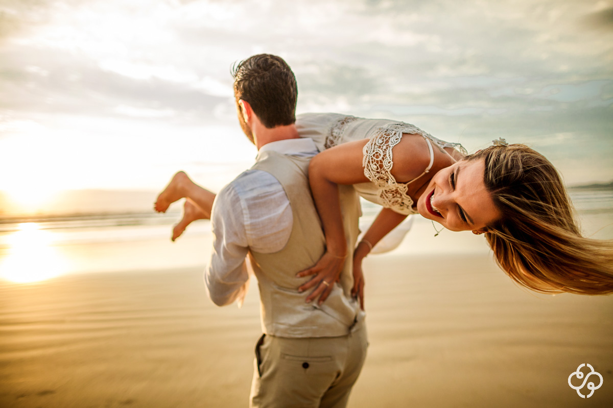 Trash the Dress Pousada Atalaia do Mariscal | Bombinhas - SC | Mariscal | Leila e Rogineli | Book Casal | Fotógrafo de Casamento | Fotógrafo de Bodas | Parejas | www.rafaelsantosfotografia.com.br