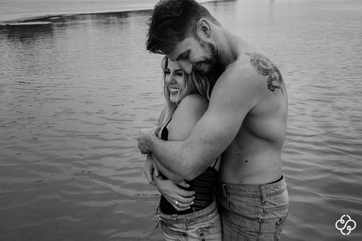 Foto Ensaio Casal na Praia da Ferrugem | Ensaio Noivos Praia da Ferrugem | Pré Casamento na Praia da Ferrugem | Garopaba -SC | Patricia e Willian | Book Casal | Fotógrafo de Casamento | Fotógrafo de Bodas | Parejas | www.rafaelsantosfotografia.com.brbr