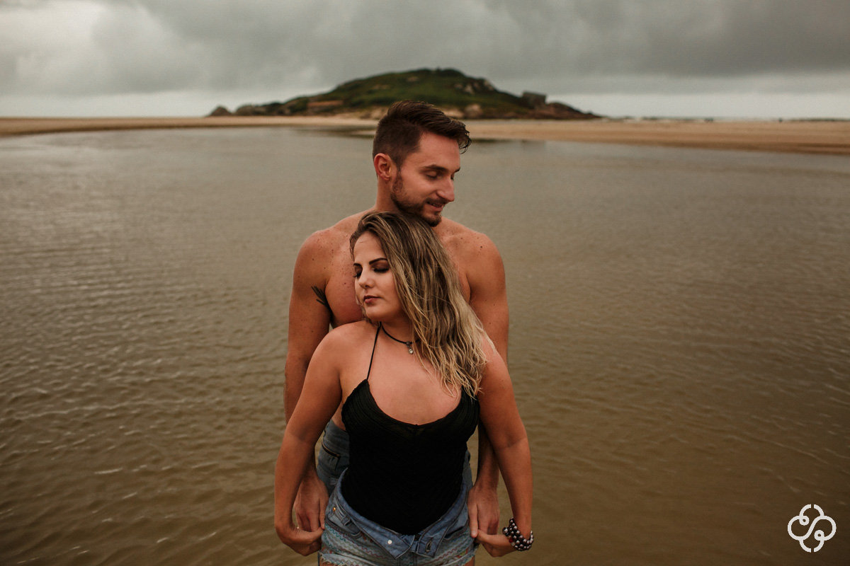 Foto Ensaio Casal na Praia da Ferrugem | Ensaio Noivos Praia da Ferrugem | Pré Casamento na Praia da Ferrugem | Garopaba -SC | Patricia e Willian | Book Casal | Fotógrafo de Casamento | Fotógrafo de Bodas | Parejas | www.rafaelsantosfotografia.com.br