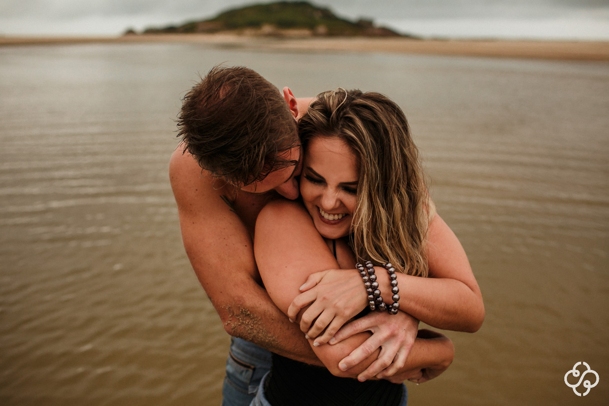 Foto Ensaio Casal na Praia da Ferrugem | Ensaio Noivos Praia da Ferrugem | Pré Casamento na Praia da Ferrugem | Garopaba -SC | Patricia e Willian | Book Casal | Fotógrafo de Casamento | Fotógrafo de Bodas | Parejas | www.rafaelsantosfotografia.com.br